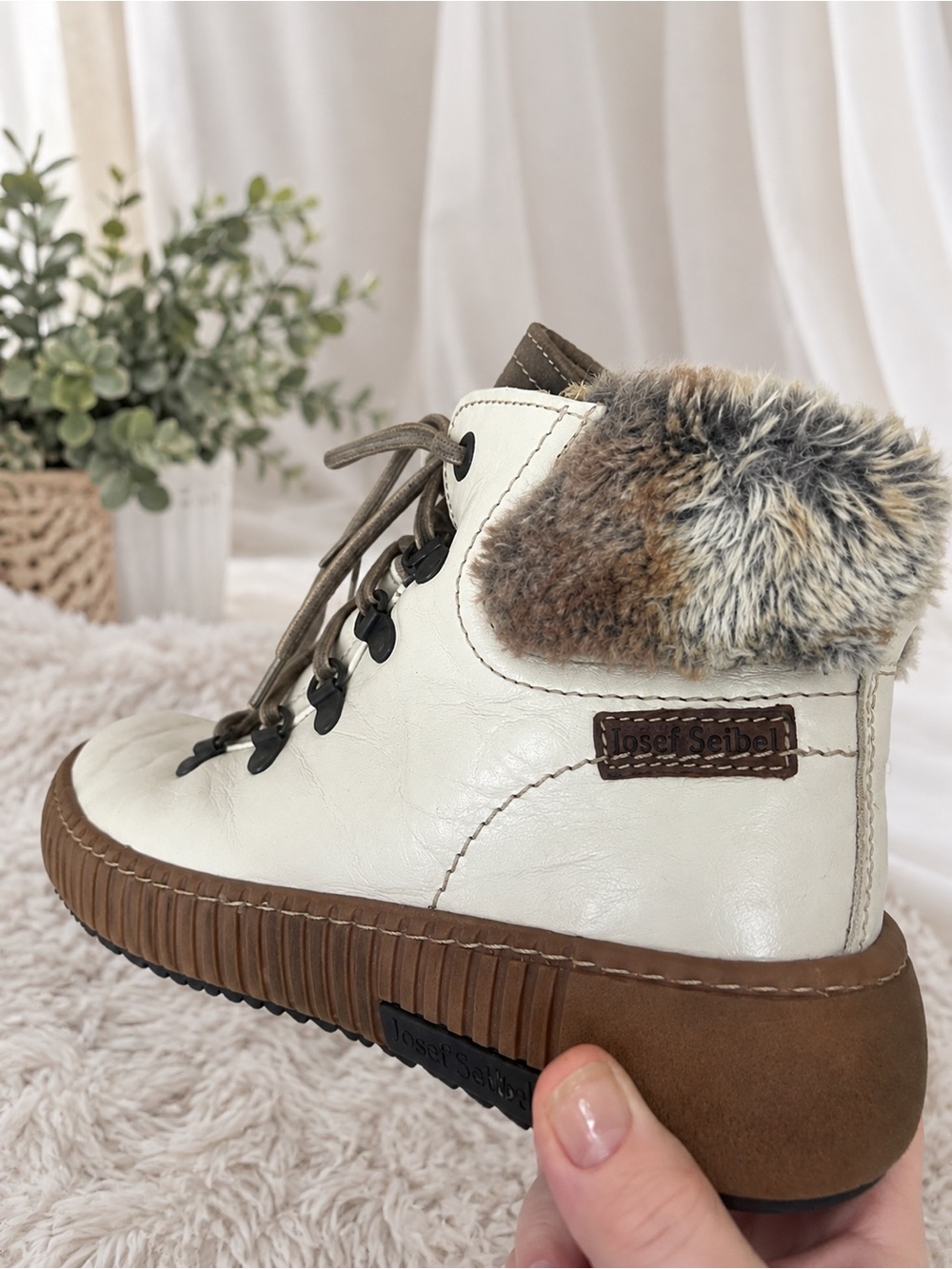 Josef Seibel NWOT White and Brown Faux-Fur Lace/Zip up Ankle Boot Y2K Autumn